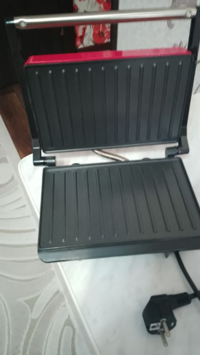 Электрогриль красный