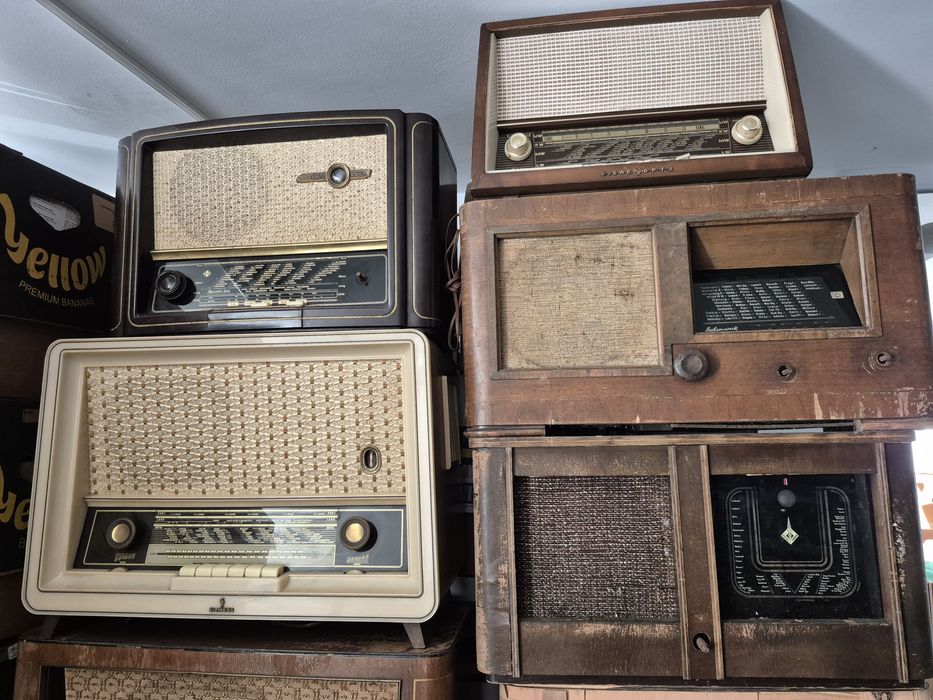 Vând lot uriaș 22 radio cu lampi si carcasa ebonita&lemn ani 1940-1980