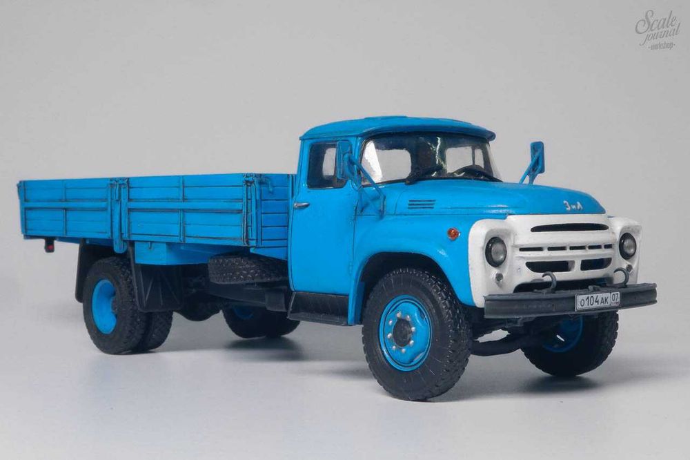 Сборная модель ЗИЛ-130Г Бортовой АVD models 1:43