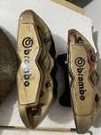 Предни четири бутални спирачни апарати Brembo