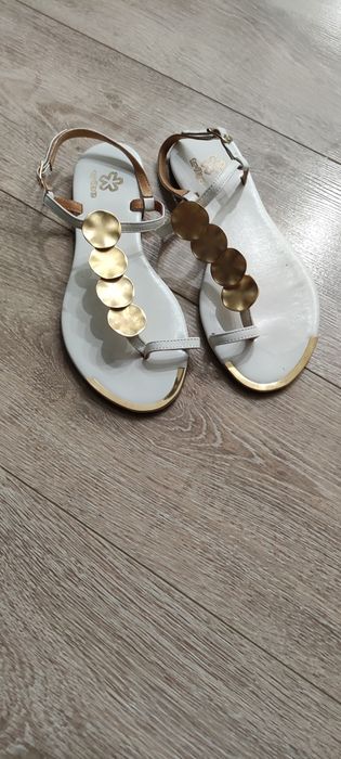 Продам новые сандалии