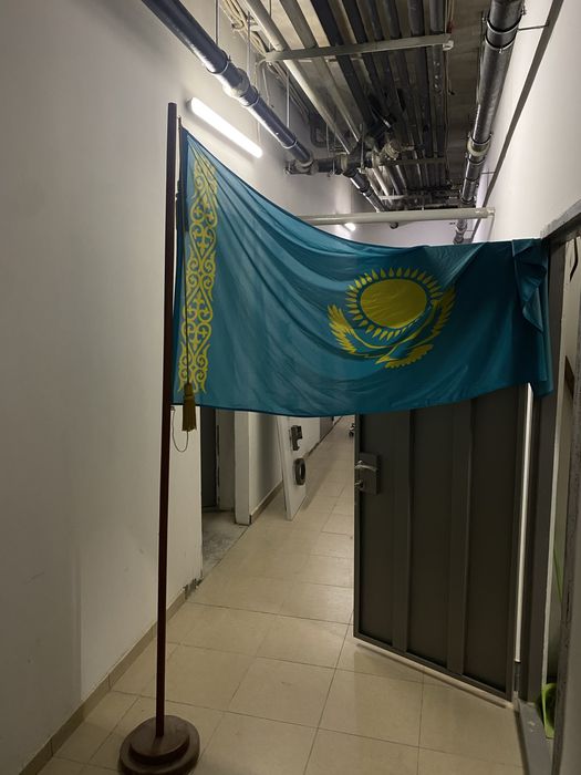 Флагшток деревянный кабинетный с флагом