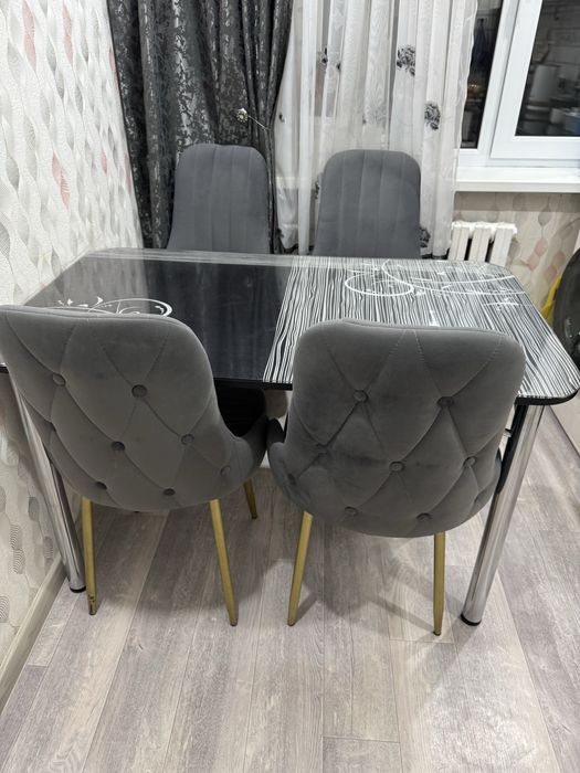 Продаю кухонный стол со стулями