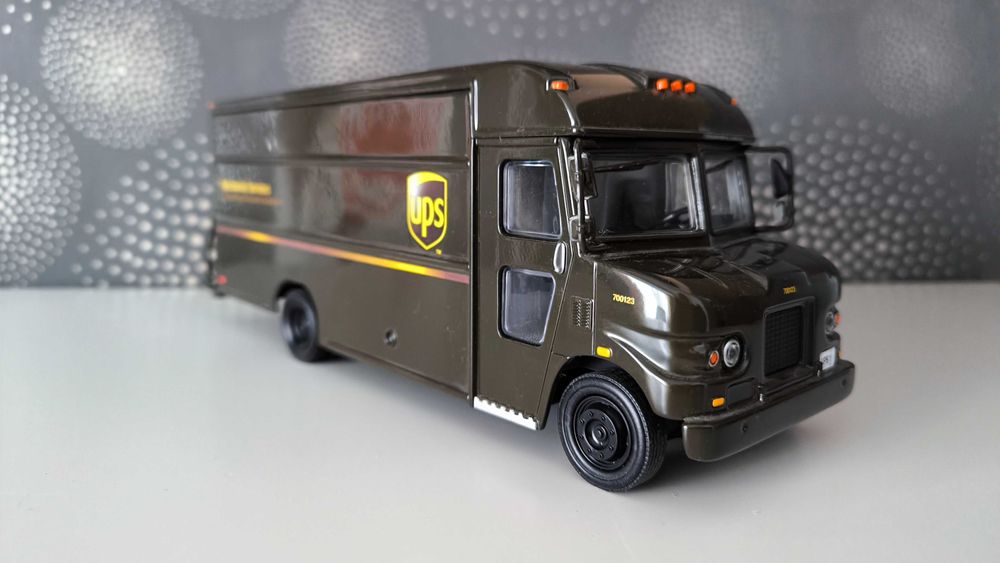 Macheta microbuz UPS Delivery – 1/32 Revell – Action Models