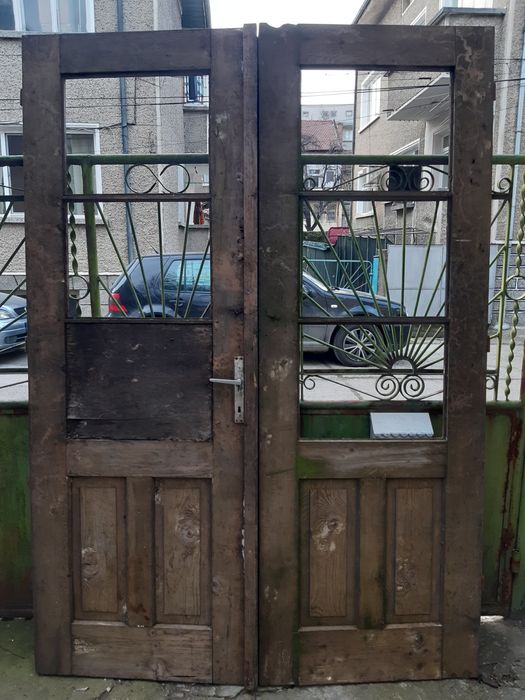 Масивна двойна дървена врата