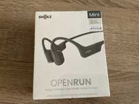 Căști Bluetooth Shokz OpenRun în fața urechilor