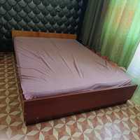 двуспальная кровать с матрасоми