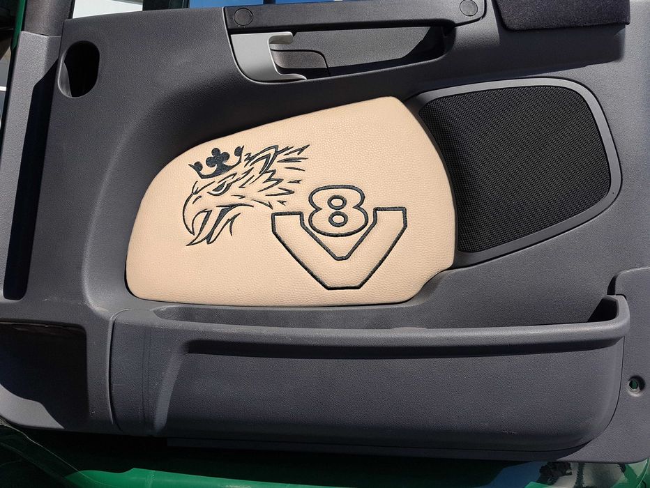 Кожени кори за врати V8 СКАНИЯ R/P/G с бродирано лого различни цветове