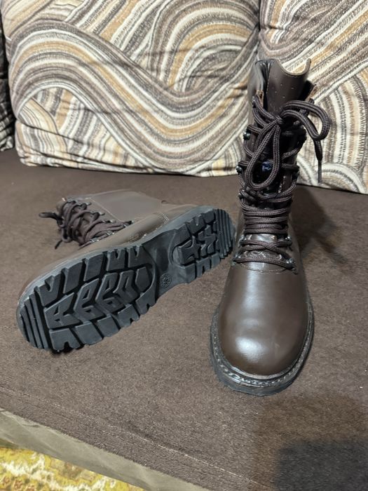 Bocanci maro din piele , militari. Noi. Mărimea 28.5