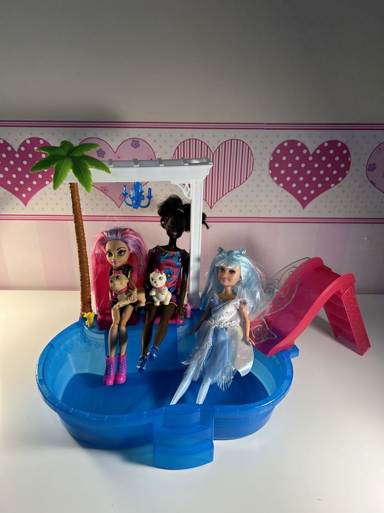 Set de joaca piscina Barbie si 3 papusi cu accesorii incluse
