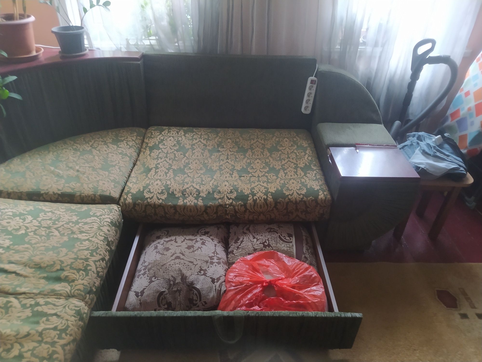 Продам диван угловой