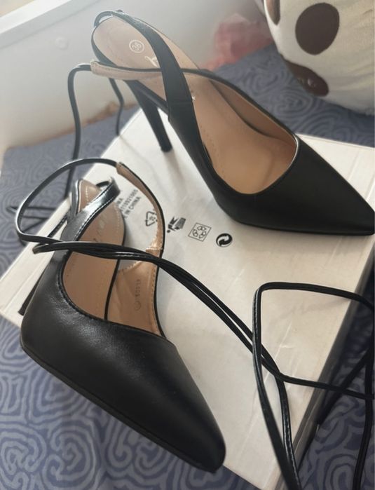 Pantofi negri stiletto cu siret