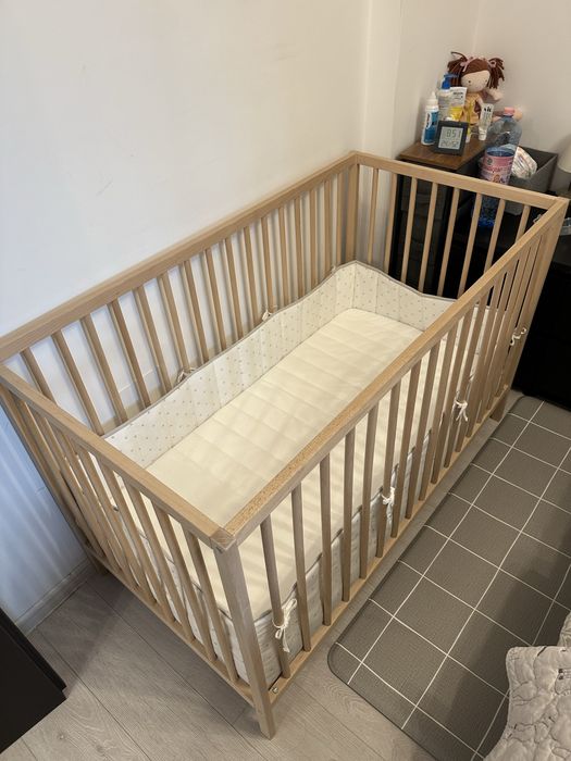 Patut bebelusi cu protectie, cearsafuri, pilota si pernuta