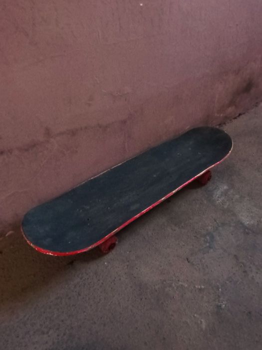 скейтборд новый, с рисунком на заднем плане