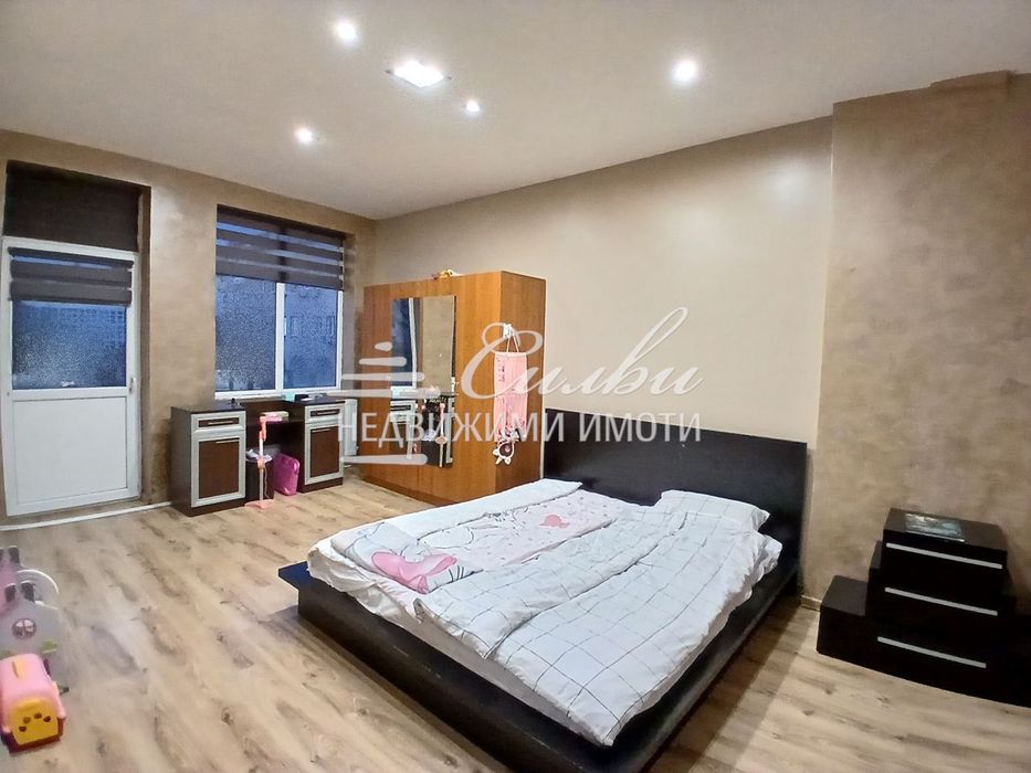 Етаж от ТУХЛЕНА къща с двор - кв. Център!