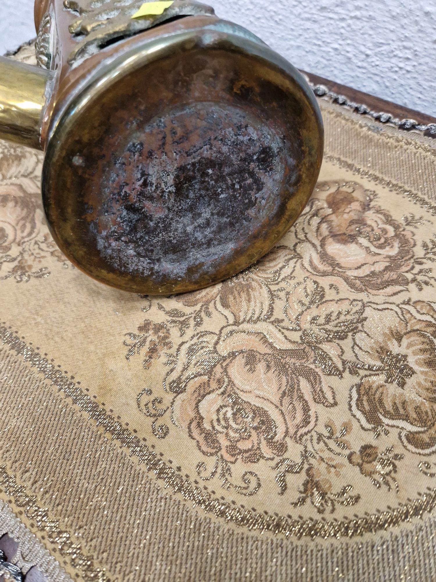 Арабска кана с месингови орнаменти