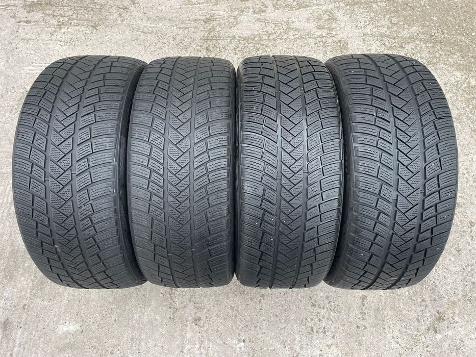 Set anvelope iarna 225 45 18 vredestein
