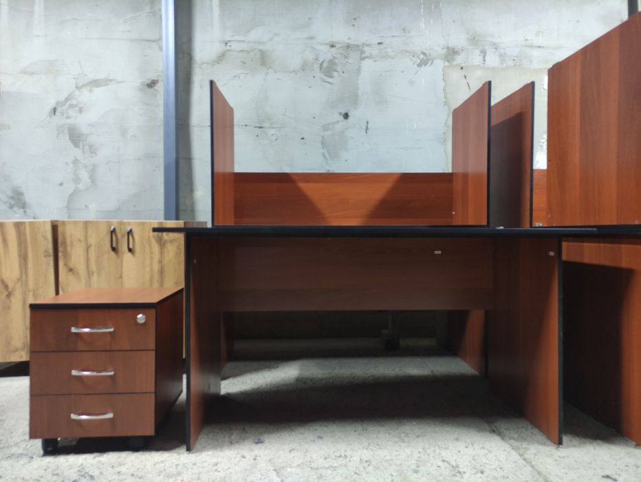 Столы офисные с тумбочками