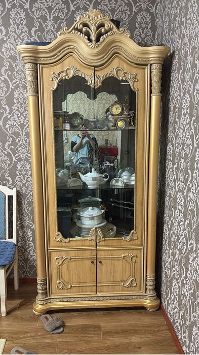 Сервант продается