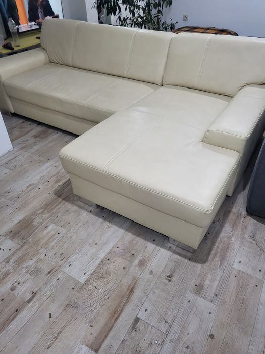 Кожен диван с лежанка