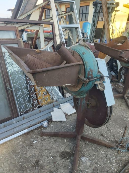 Moară cu ciocanele la tractor