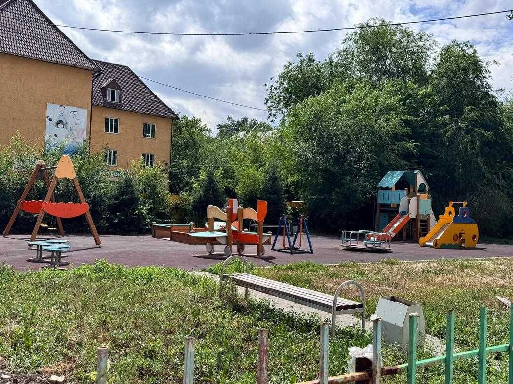 Продаётся 3-х комн квартира в центре города в кирпичном доме. 2 этаж.