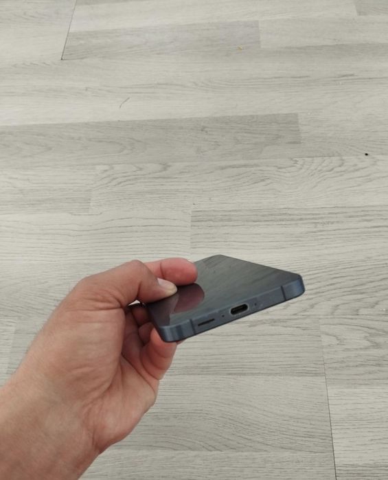 Samsung A55 rangi qora 8/256 ideal holatda hamma hujjatlari bor