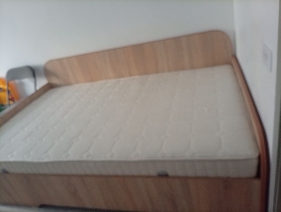 Vând pat cu tot cu saltea 120/200 in stare foarte bună!