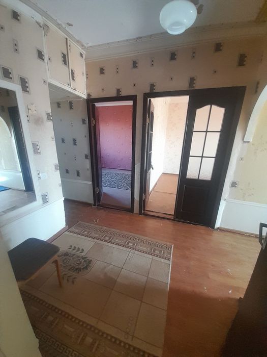 Продаётся 2х ком кв в чирчике 4 этаж на Тройцки 77 серия дом кирпичный