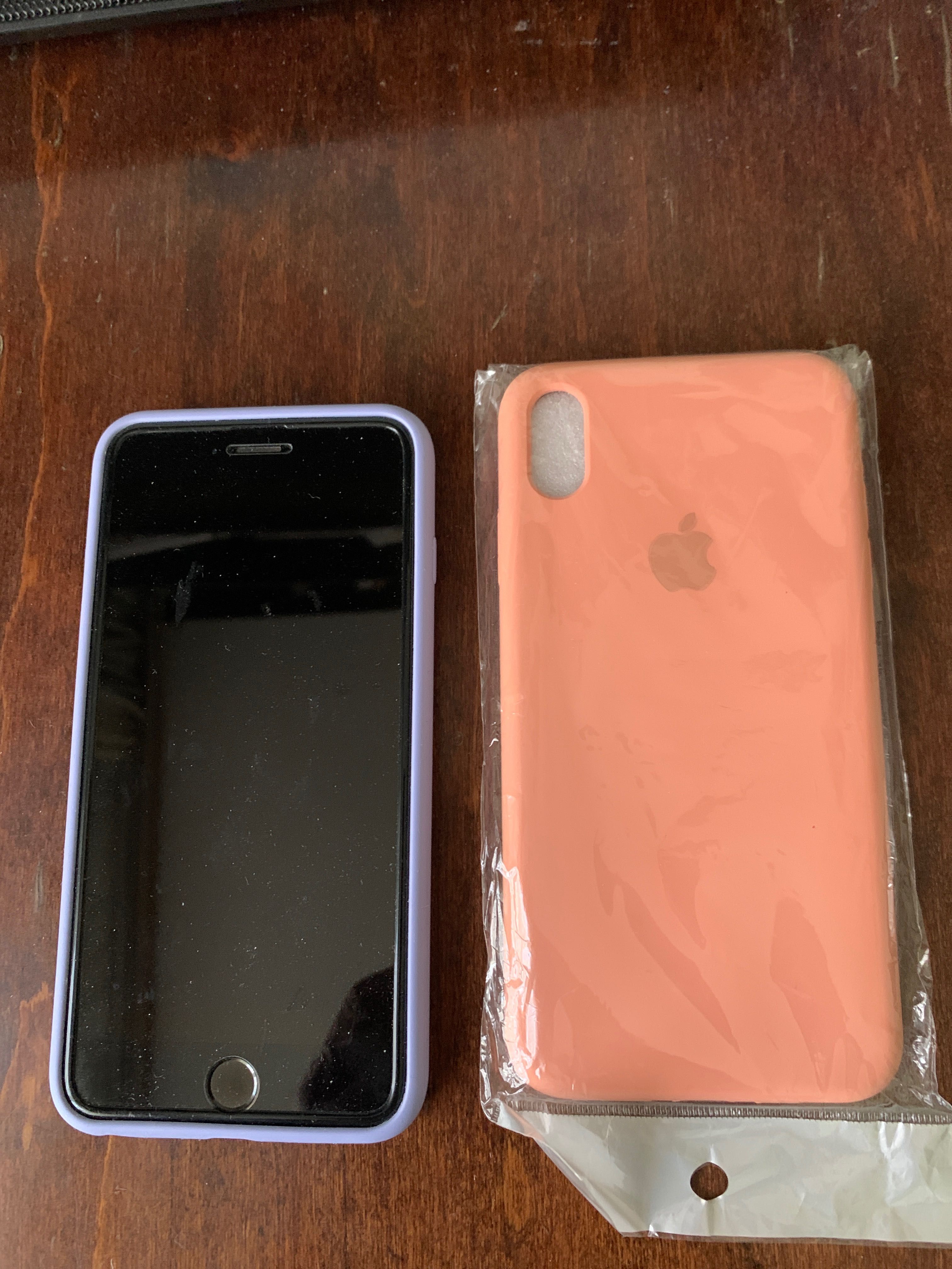 iPhone 6+ в отличном состоянии+ в подарок две обложки; черного цвета.