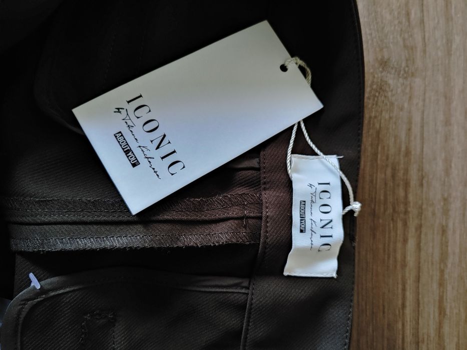 ABOUT YOU x Iconic by Tatiana Kucharova Разкроени Панталон с ръб '