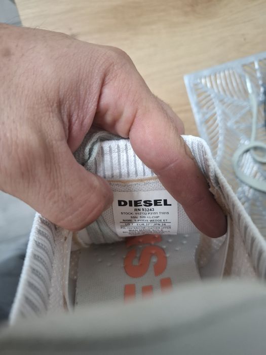 Vând adidasi diesel mărimea 37 purati de 2 ori
