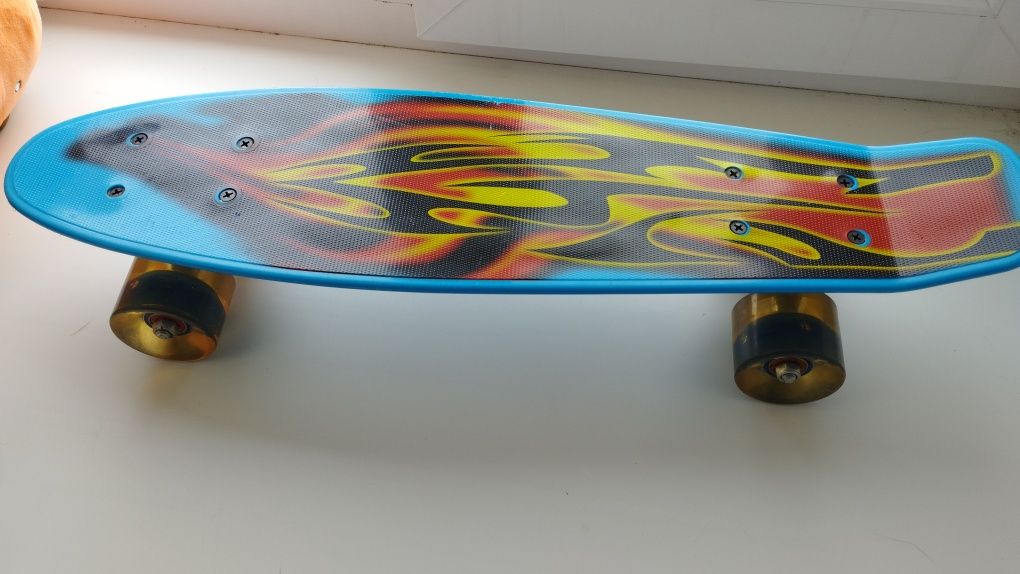 Скейтборд со светящимися колёсиками