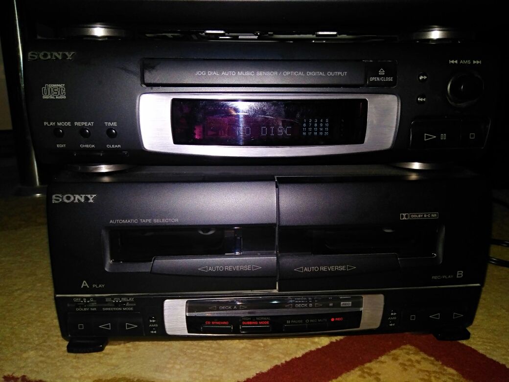 Продаются CD проигрыватель и 2 кассетная дека из Hi-Fi системы Sony