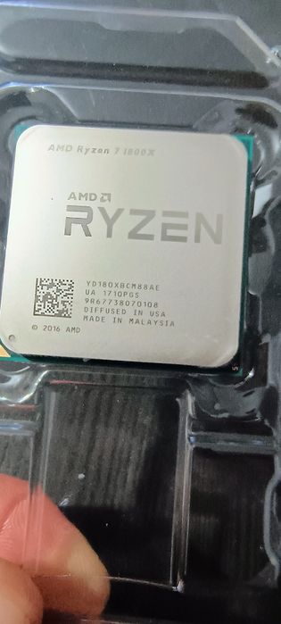 Процесор AMD Ryzen 7 1800x с Wraith охшадител.