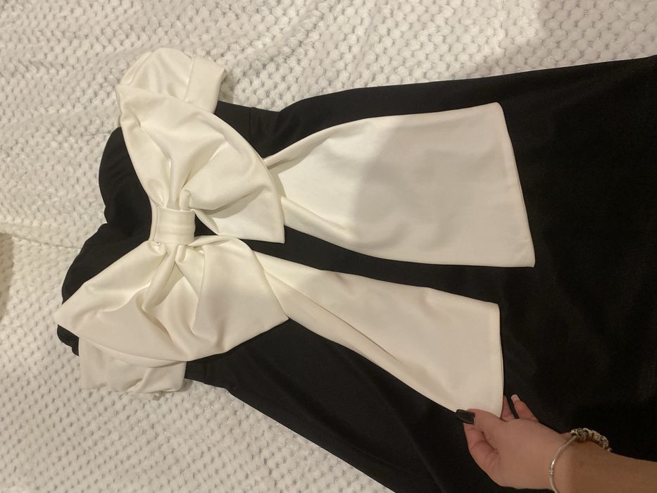 Елегантна рокля с паднали рамене и голяма панделка на гърба