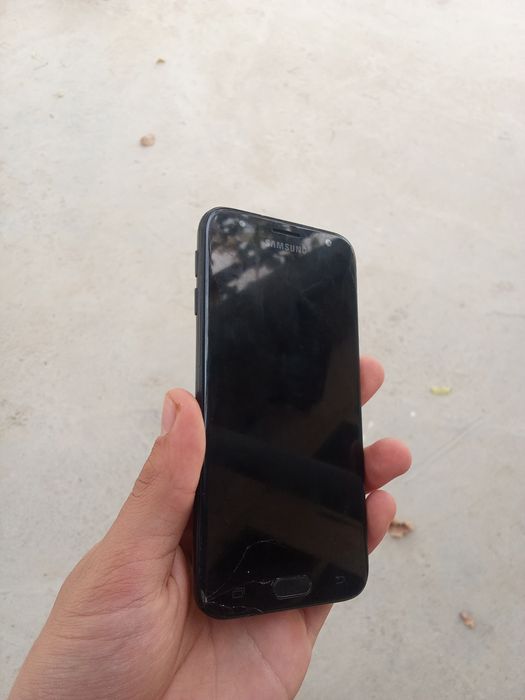 Samsung J3  rangi qora xotirasi 16 paisi sal singan ishlashi zor