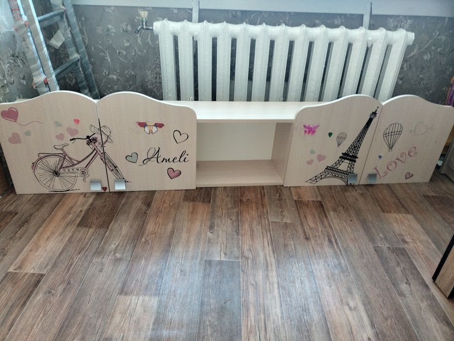 Настенный шкафчик для девочки