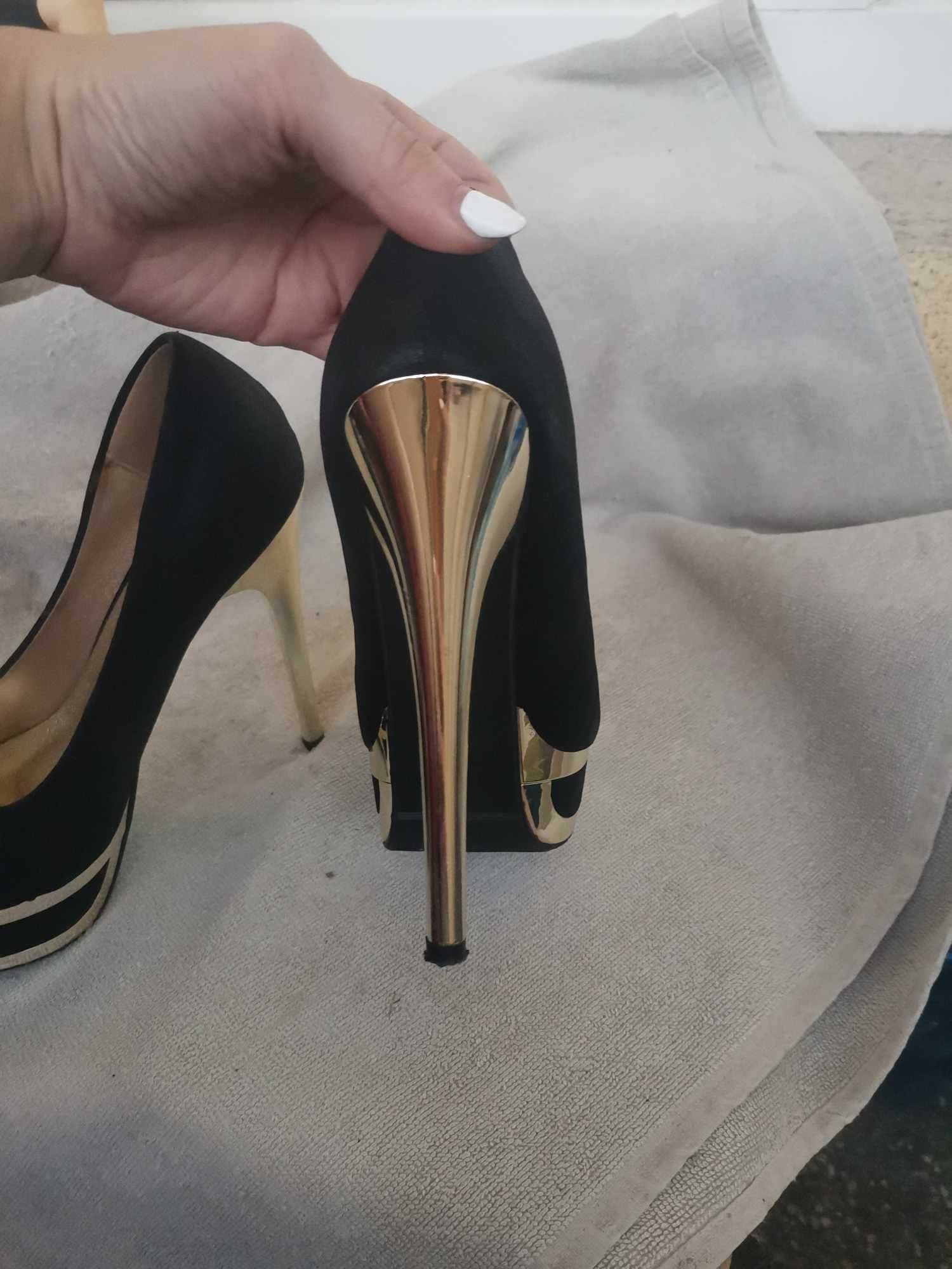 Елегантни дамски обувки на висок ток
