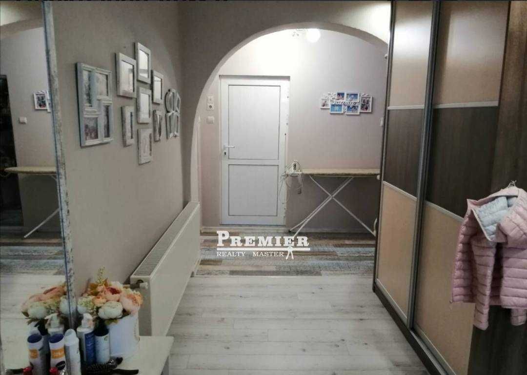 Двуетажна къща в центъра на село Кошарица