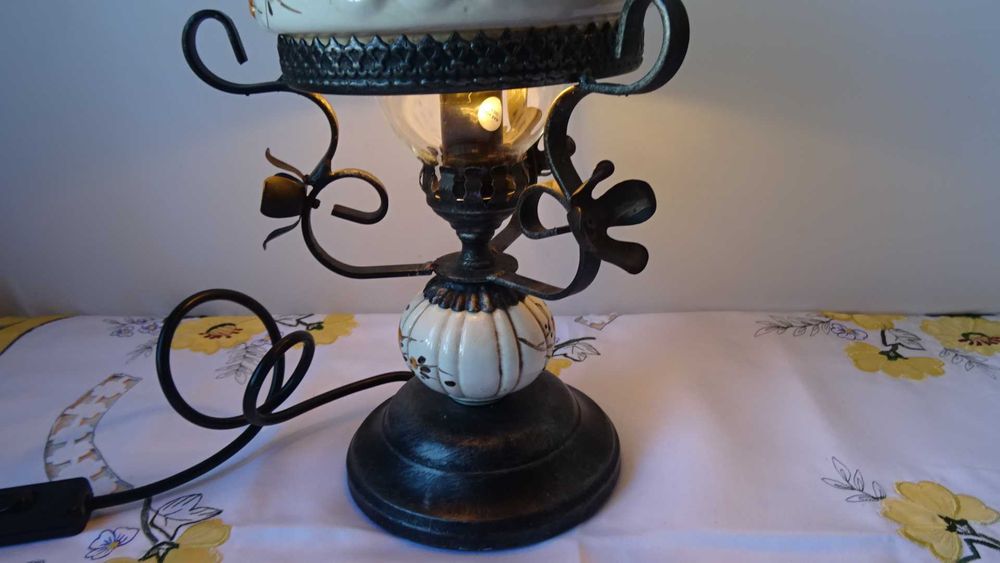 Настолна лампа и полилей  с  декорация в стил Рустик