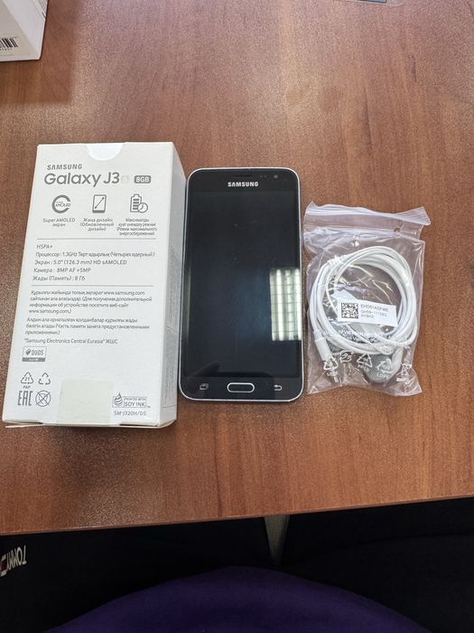 Продом срочно телефон Samsung Galaxy j3