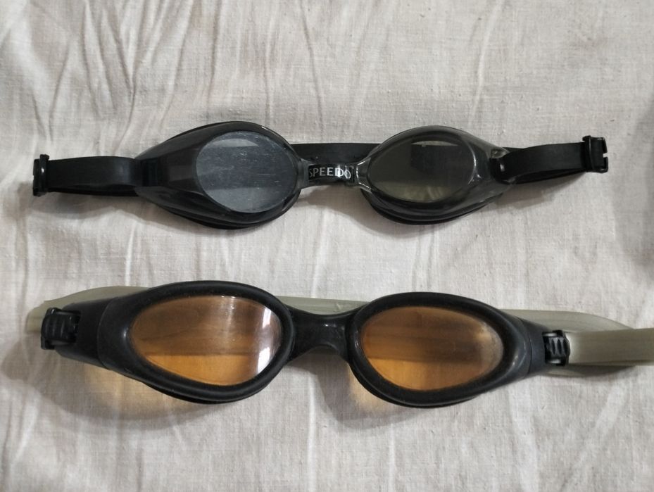 Очки и доска для плаванья