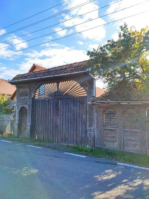 Vând poartă sculptată secuiască