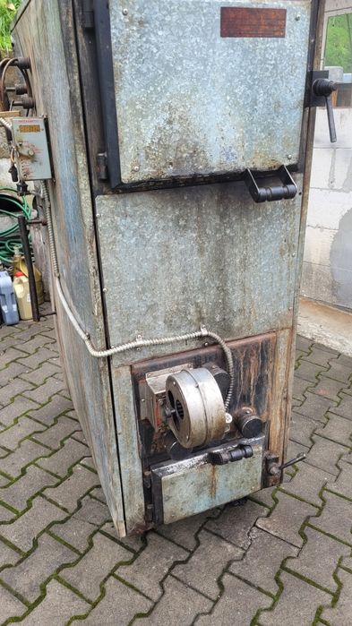 Vând centrala pe lemne