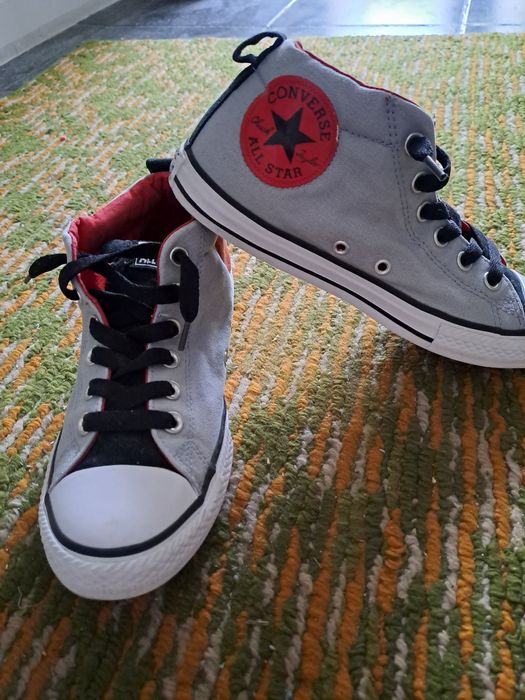 Vând tenesi convers