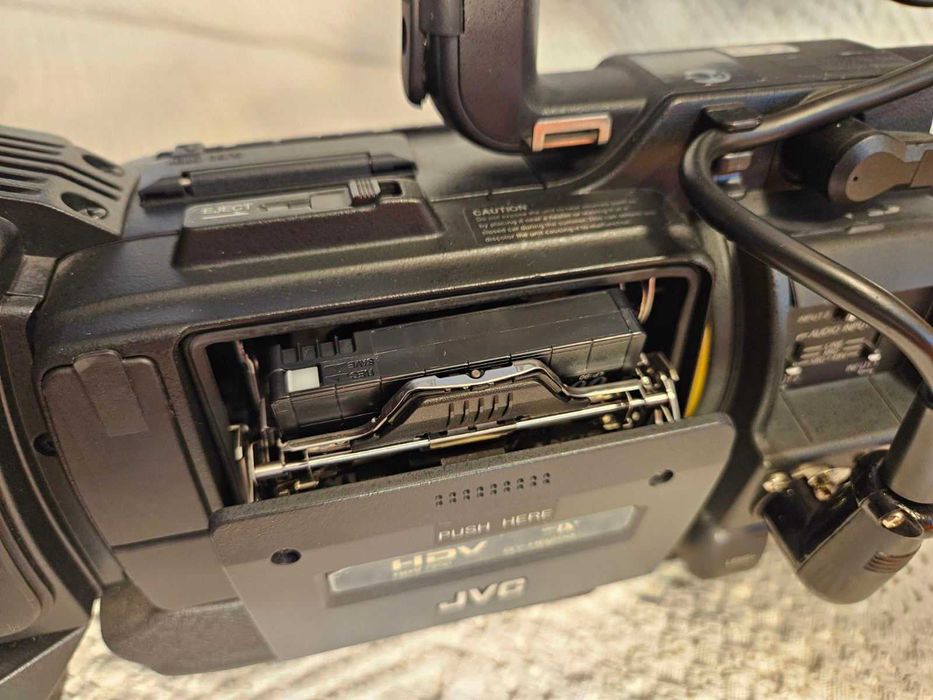 Видеокамера JVC GY-HD200    -  HDV 720p MiniDV