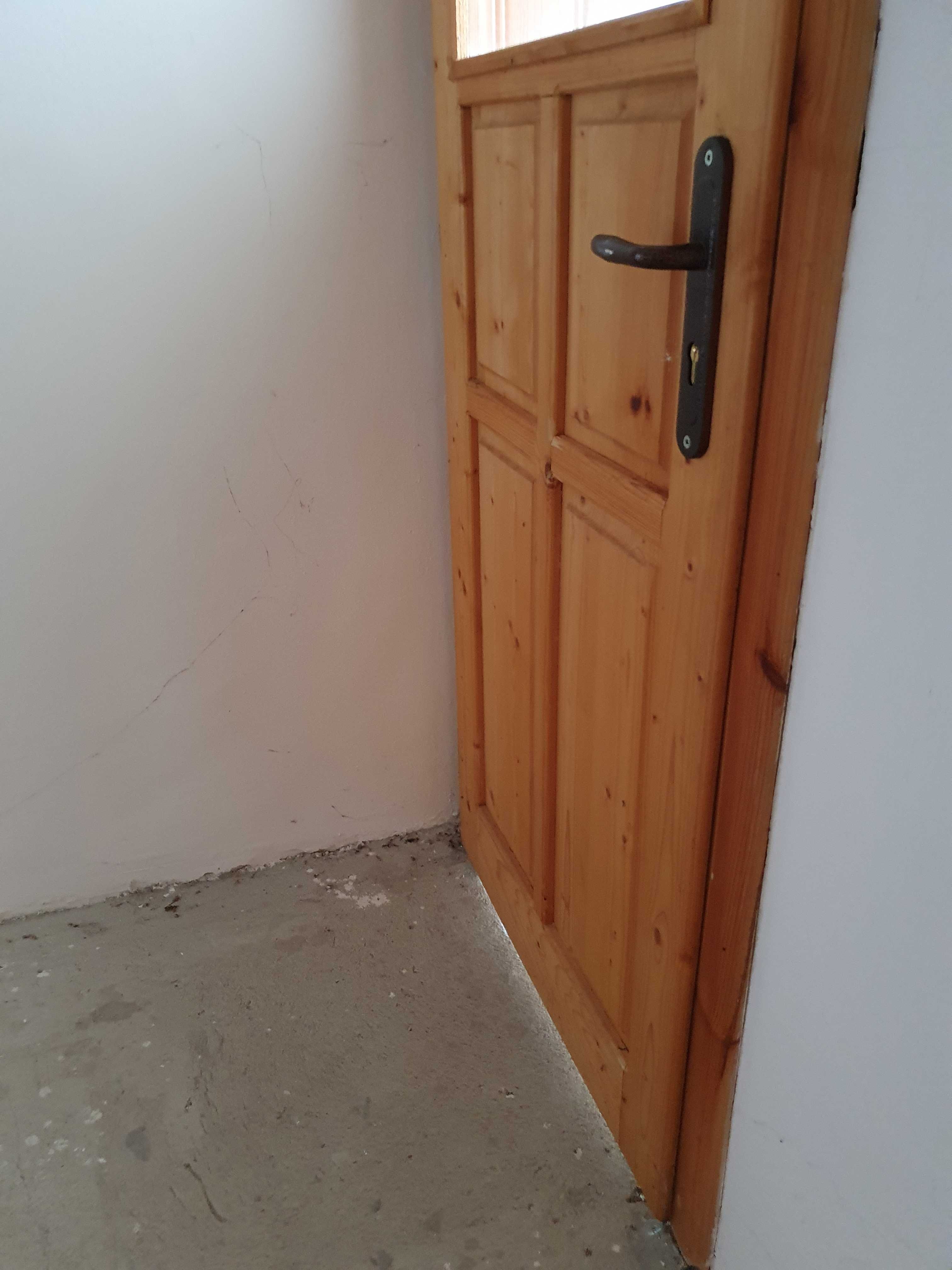 Продавам дървена врата със стъкло в горната си част.