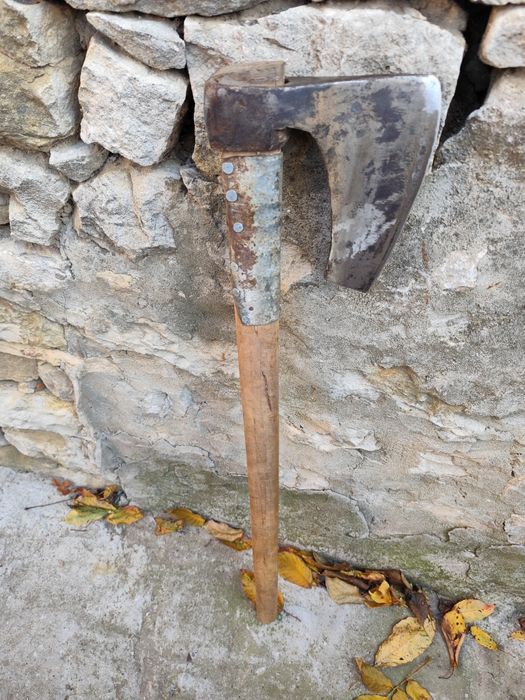 Брадва за дърва..