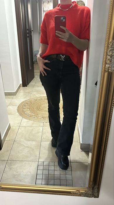 Pulover rosu-corai, superb.